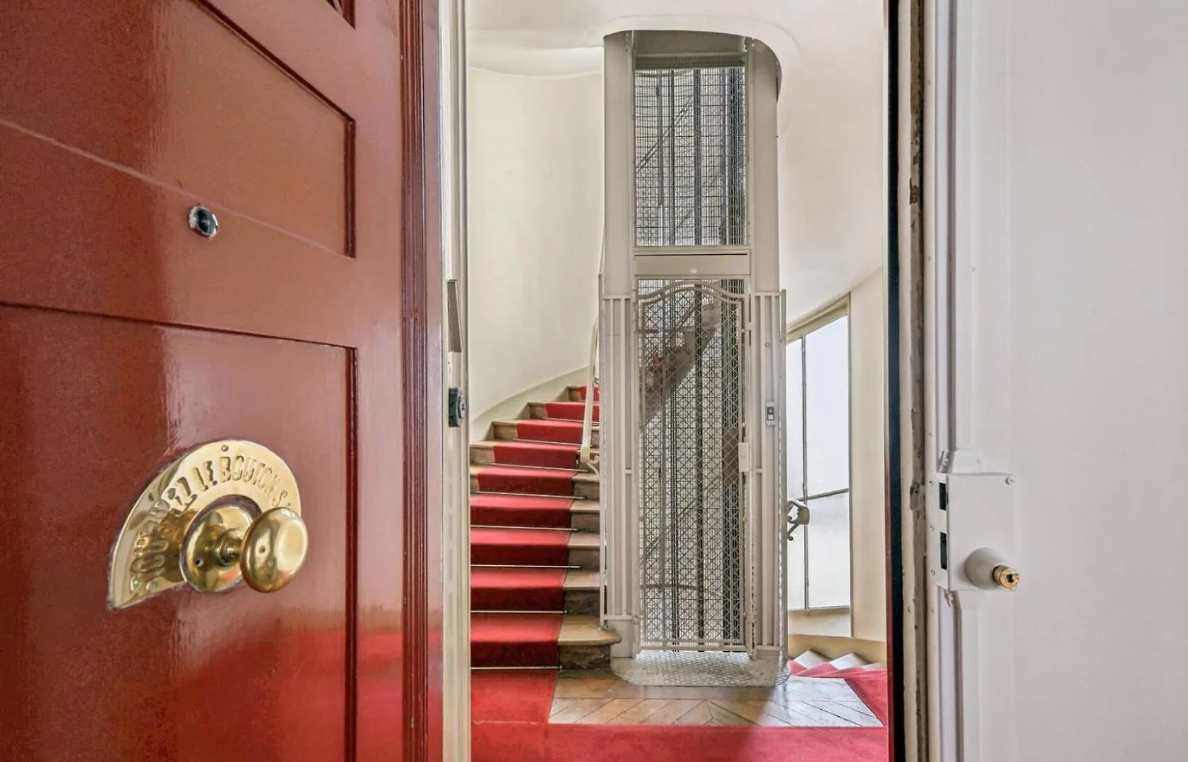 A Prestigious Location In Paris Apartment