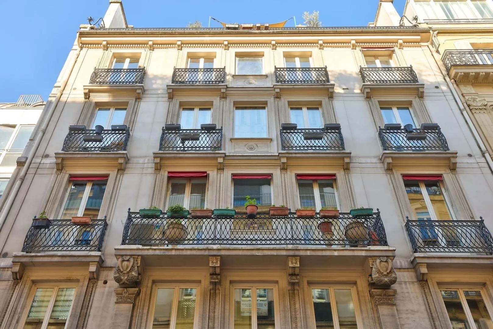 A Prestigious Location In Paris Apartment